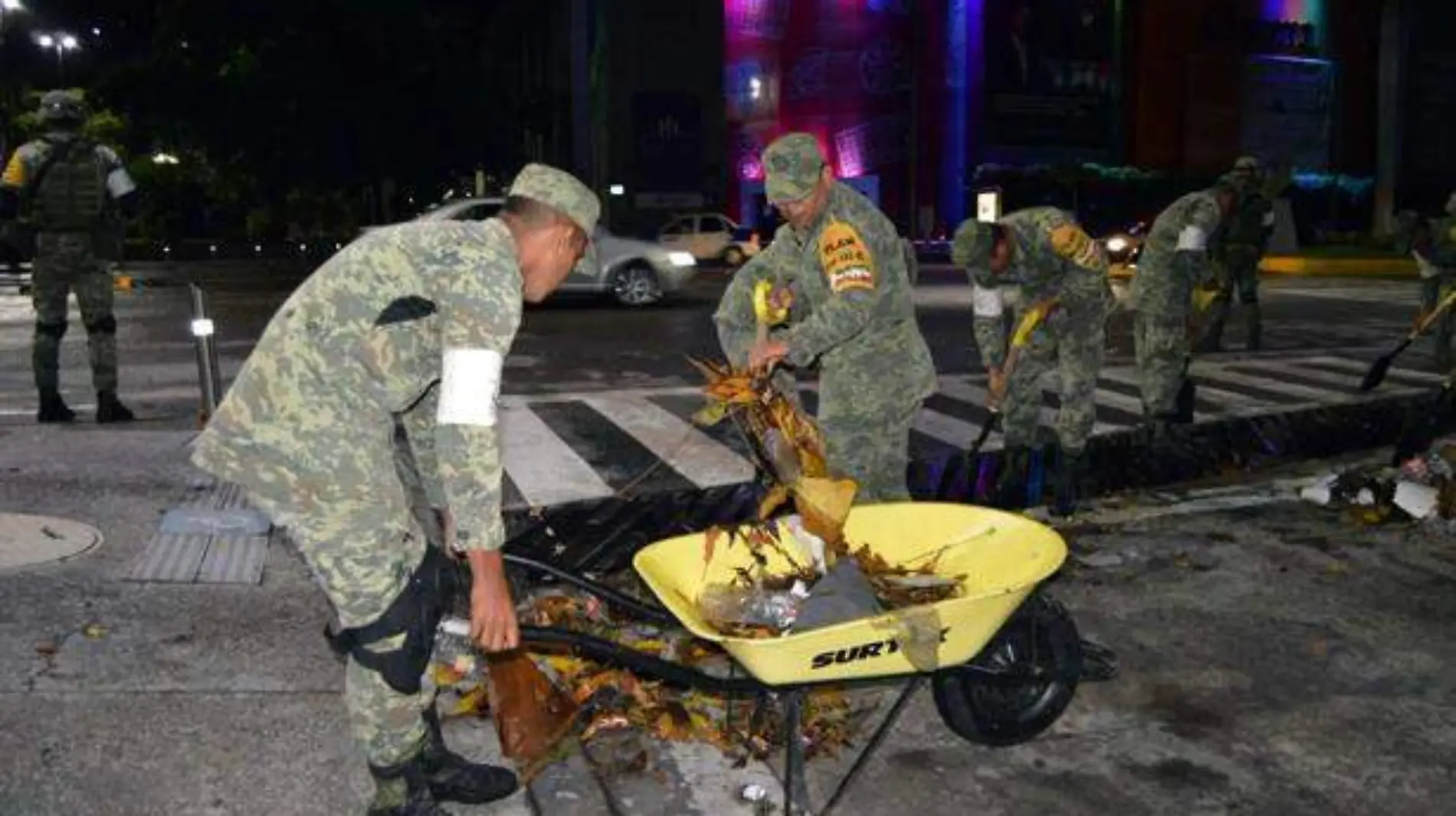 Militares realizan labores de limpieza